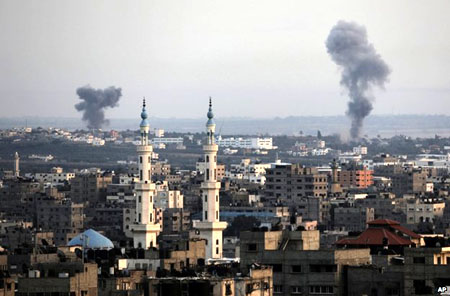 Cột khói xuất hiện ở Dải Gaza sau khi Israel tiến hành không kích.